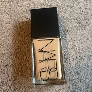 NARS Sheer Glow Foundation in Salzburg